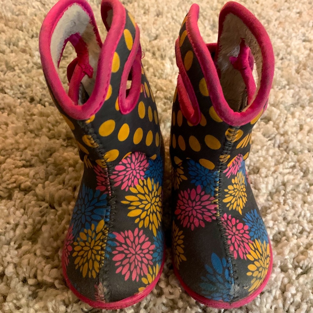 Toddler size 7 bogs